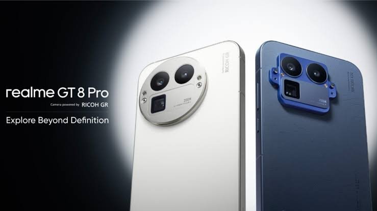 realme GT 8 Pro used for candid street photography in a colourful Indian market